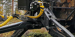 Hydraulic articulated drawbar helps steering