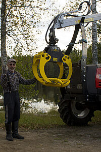 Jouko Makkonen with his loader and the new bale claws.